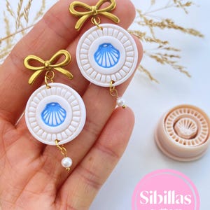 Può includere: Un tagliere in legno fatto a mano con finitura naturale. La tavola rettangolare presenta un incavo per il succo e un manico. Dimensioni: circa 45,7 cm di lunghezza, 30,5 cm di larghezza e 2,5 cm di spessore.