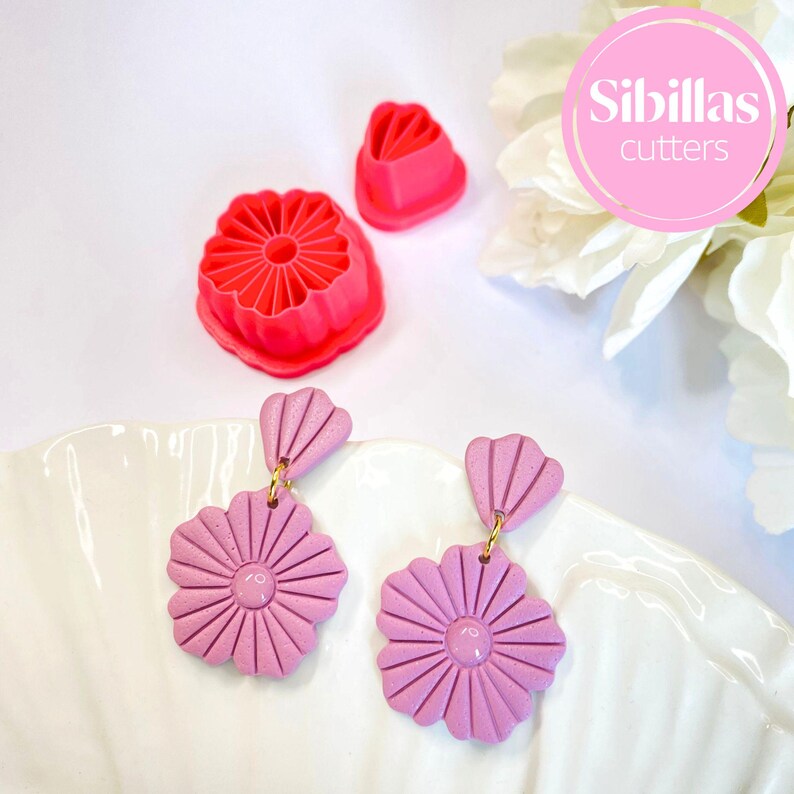 Bring a touch of nature to your jewelry designs with this Boho flower polymer clay cutter. Ideal for crafting embossed floral earrings, keychains, and charms, this cutter creates intricate, boho-style floral patterns. Perfect for summer and spring-themed accessories, it ensures sharp, clean cuts in polymer clay and other soft materials. A must-have tool for adding unique, floral-inspired details to your handmade jewelry collection