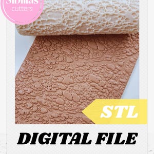 Può includere: Un mattarello cilindrico bianco testurizzato con un motivo organico in rilievo e un foglio di argilla marrone corrispondente che presenta la stessa texture impressa. L'immagine include il testo Sibillas cutters, STL e DIGITAL FILE.