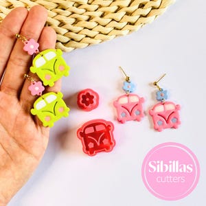 Puede incluir: Un conjunto de dos pares de pendientes con un encanto de furgoneta vintage verde y rosa con un colgante de flor. Los pendientes se muestran con los cortadores de silicona a juego para hacer los encantos.