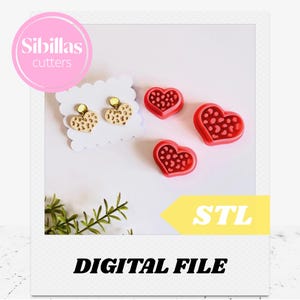Könnte beinhalten: Ein Paar beigefarbene herzförmige Ohrringe mit texturiertem Punktmuster und goldenen Steckern sowie drei rote herzförmige Ausstechformen mit Punktedetails. Das Bild enthält den Text Sibillas cutters, STL und DIGITAL FILE.