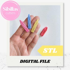 Puede incluir: Cuatro cortadores de galletas con forma de crayones de color rosa, azul, amarillo y rojo. La imagen incluye el texto "Sibillas cutters" en un círculo rosa y "STL DIGITAL FILE" en una pancarta amarilla.