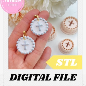Puede incluir: Pendientes de cruz blancos y grises con detalles dorados. Los pendientes son redondos con un borde de cuentas. La imagen también muestra varios cortadores en forma de cruz de color beige. El texto "DIGITAL FILE" y "STL" son visibles.
