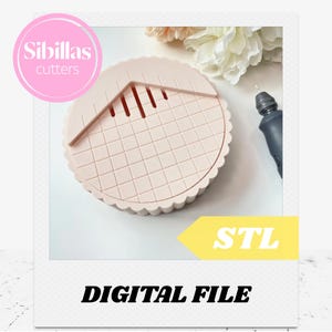 Op de afbeelding: Een lichtroze, ronde koekjessnijder met een rasterpatroon en geschulpte randen. De snijder heeft een taartvormig gedeelte uitgesneden met verticale sleuven. De afbeelding bevat de tekst "Sibillas cutters", "STL" en "DIGITAL FILE".
