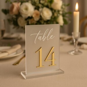 Numéros de table 3D personnalisés en acrylique - Décoration de table de mariage moderne - Base transparente ou dépolie - Options de lettres en or miroir, argent, or rose