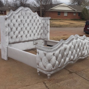 Cama de terciopelo francés hecha a mano: respaldo capitoné con detalle de cristal