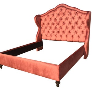 Cama con respaldo alto: cabecero de terciopelo con mechones de diamantes, estructura de plataforma personalizada