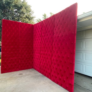 Puede incluir: Un tel&oacute;n de fondo de terciopelo rojo con un dise&ntilde;o capiton&eacute;. El tel&oacute;n de fondo est&aacute; hecho de cuatro paneles que se pueden organizar de diferentes maneras. El tel&oacute;n de fondo es perfecto para sesiones de fotos, eventos y fiestas.