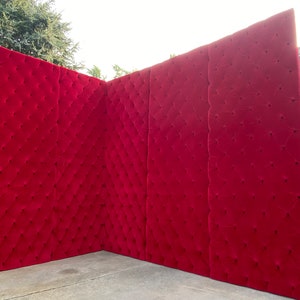 Puede incluir: Un tel&oacute;n de fondo de terciopelo rojo grande con un patr&oacute;n de capiton&eacute; en forma de diamante. El tel&oacute;n de fondo est&aacute; hecho de cuatro paneles que se pueden organizar en diferentes configuraciones.