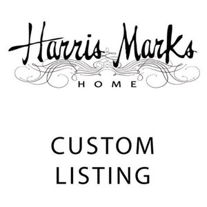K&ouml;nnte beinhalten: Schwarzwei&szlig;es Logo f&uuml;r Harris Marks Home mit dem Text "CUSTOM LISTING" darunter.