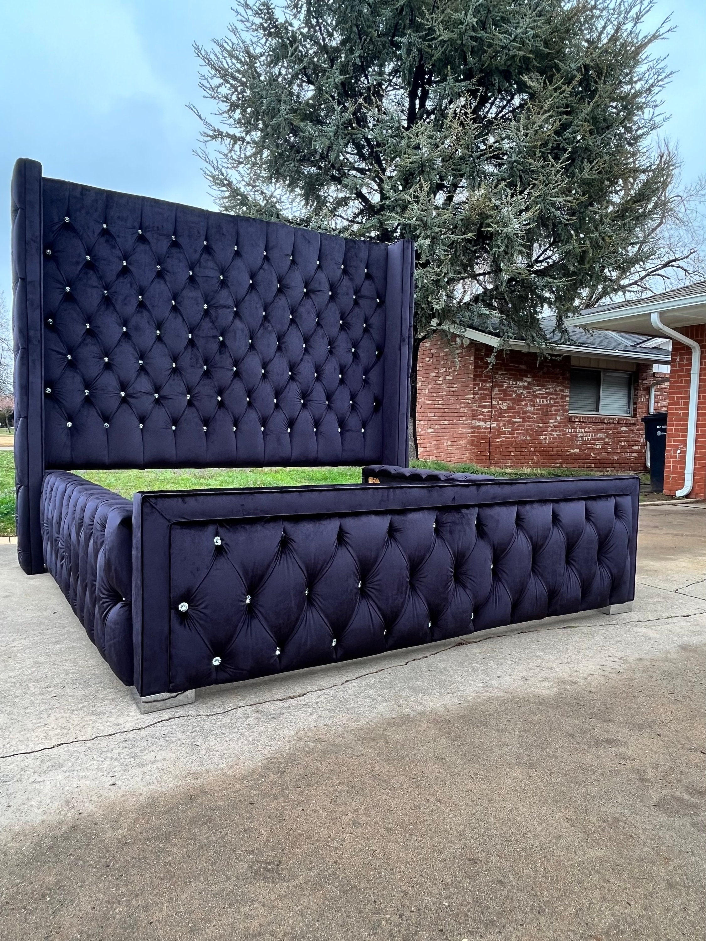 Estructura de cama y banco de terciopelo con respaldo de alas capitoné a  medida: Glam Luxe Design - Etsy México, image size:2250x3000