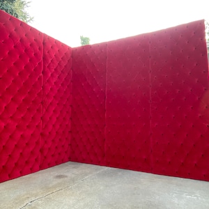 Puede incluir: Un tel&oacute;n de fondo de terciopelo rojo con un dise&ntilde;o capiton&eacute;. El tel&oacute;n de fondo est&aacute; hecho de cuatro paneles que se pueden organizar en diferentes configuraciones.