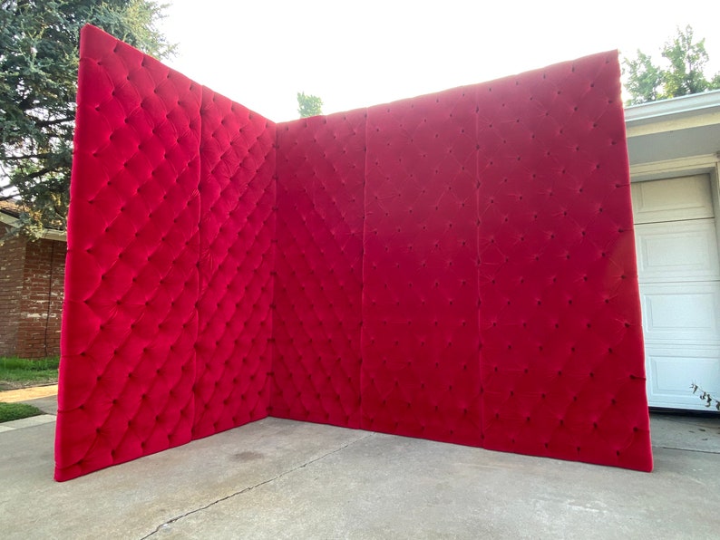 Puede incluir: Un tel&oacute;n de fondo de terciopelo rojo con un dise&ntilde;o capiton&eacute;. El tel&oacute;n de fondo est&aacute; hecho de cuatro paneles que se pueden organizar en diferentes configuraciones.