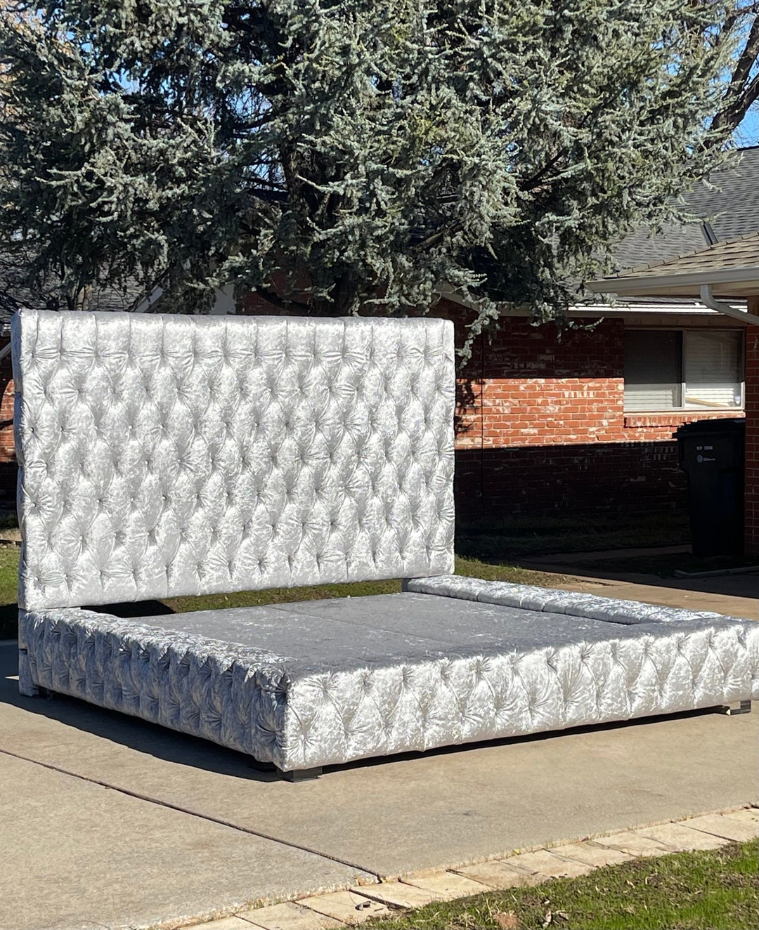 Platform Oversized Tufted Bed Extra Wide Bed Frame Tufted Bed Frame