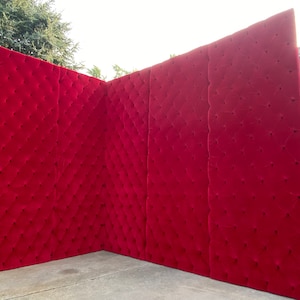 Puede incluir: Un tel&oacute;n de fondo de terciopelo rojo grande con acolchado en forma de diamante. El tel&oacute;n de fondo est&aacute; hecho de cuatro paneles que se pueden organizar en diferentes configuraciones.