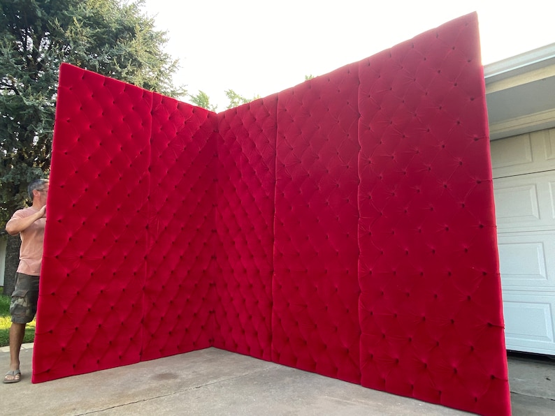 Puede incluir: Un tel&oacute;n de fondo de terciopelo rojo grande con acolchado en forma de diamante. El tel&oacute;n de fondo est&aacute; hecho de cuatro paneles que se pueden organizar en diferentes configuraciones.