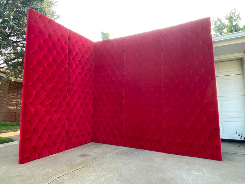 Puede incluir: Un tel&oacute;n de fondo de terciopelo rojo con un patr&oacute;n acolchado en forma de diamante. El tel&oacute;n de fondo est&aacute; hecho de cuatro paneles que se pueden organizar en diferentes configuraciones.