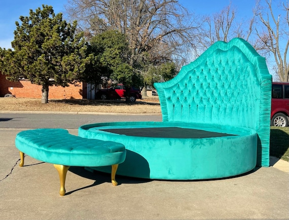 Round on sale hollywood bed