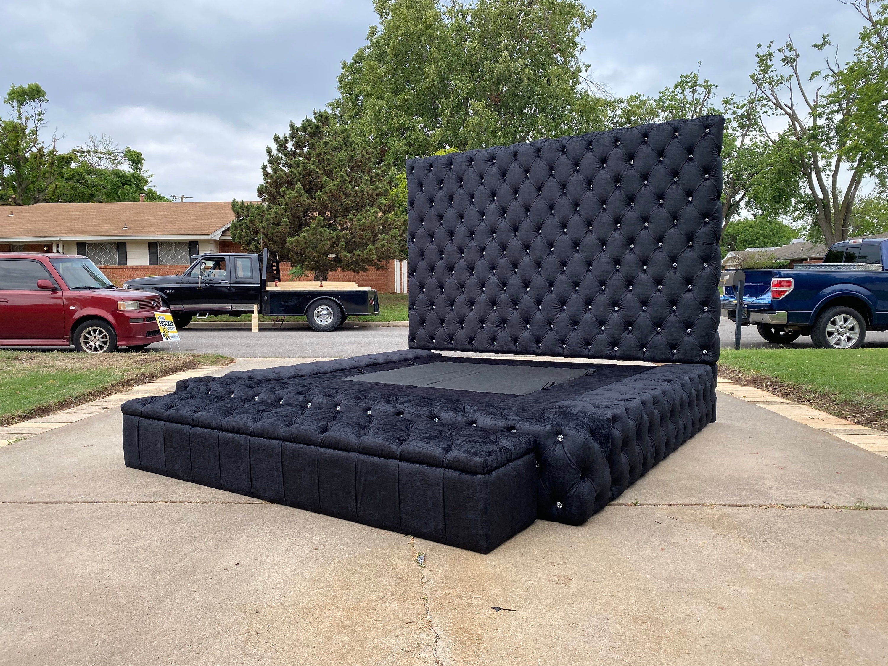 Blackstone grand upholstered button 2024 tufted platform bed