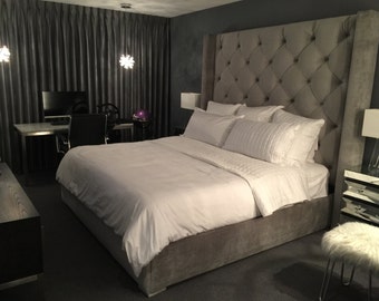 Estructura de cama Alaskan King: Alta, capitoné, cualquier tela, cabecero con alas, hecha a medida para Brian.