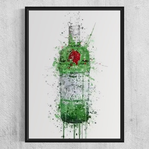 Op de afbeelding: Een ingelijste kunstdruk met een aquarelweergave van een groene drankfles met een rood embleem. Het kunstwerk maakt gebruik van een spettertechniek met groene en grijze verf, wat een dynamisch effect creëert. De fles staat centraal op een witte achtergrond.