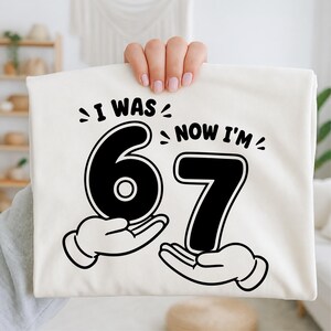 Grappig shirtontwerp 7e verjaardag, leeftijd 6-7 SVG PNG, afbeelding kinderfeestje