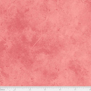 以下が含まれることがあります： 質感のあるピンクの生地のクローズアップ。生地には、かすかな斑点模様があります。生地は、スケール用の定規と一緒に表示されています。