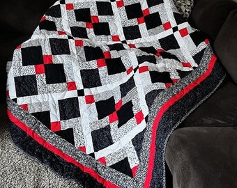 Motif de courtepointe double/grande taille ; Taille finie 95 x 95, courtepointe rouge, noir et blanc. Patch 9 en voie de disparition ; Motif de courtepointe