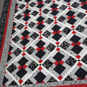 Quiltpatroon in twee maten; Afgewerkt formaat 74 x 93, rode, zwart-witte quilt. Verdwijnende patch; Quiltpatroon
