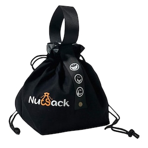 Puede incluir: Una bolsa negra con cordón y asa superior, que presenta el texto NutSack en blanco con un gráfico naranja de una nuez. Una tira de tela negra vertical en la parte frontal muestra tres iconos circulares blancos de caras sonrientes, asegurada con un remache.