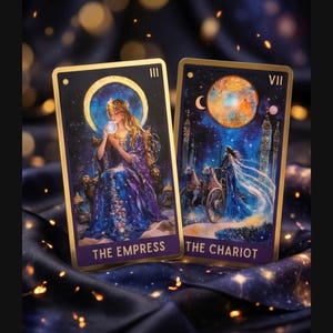 Puede incluir: Dos cartas de tarot con bordes dorados. La carta de La Emperatriz presenta a una mujer con un vestido azul y morado sosteniendo una bola de cristal. La carta de El Carro representa una figura en un carro con caballos, sobre un cielo estrellado.
