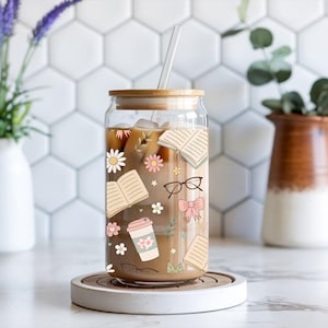 Glasbecher mit Büchern, Blumen und Kaffeetassen Niedliches Geschenk für Buchliebhaber Eiskaffeetasse mit Deckel & Strohhalm | Leser Ästhetische Tasse