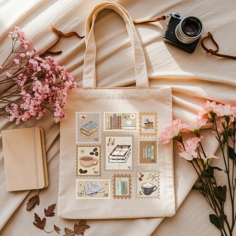K&ouml;nnte beinhalten: Beige Tragetasche mit Briefmarkenmotiven von B&uuml;chern, Kaffee und Schmetterlingen. Die Tasche hat eine rechteckige Form und zwei Griffe. Eine Vintage-Kamera und rosa Blumen sind ebenfalls im Bild.