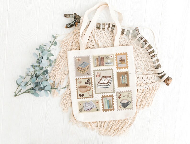 K&ouml;nnte beinhalten: Cremefarbene Tragetasche mit einer Reihe von Briefmarkenmotiven, die B&uuml;cher und Kaffeetassen zeigen. Die Tasche hat cremefarbene Griffe und ist vor einem wei&szlig;en Holzuntergrund mit dekorativen Elementen platziert.