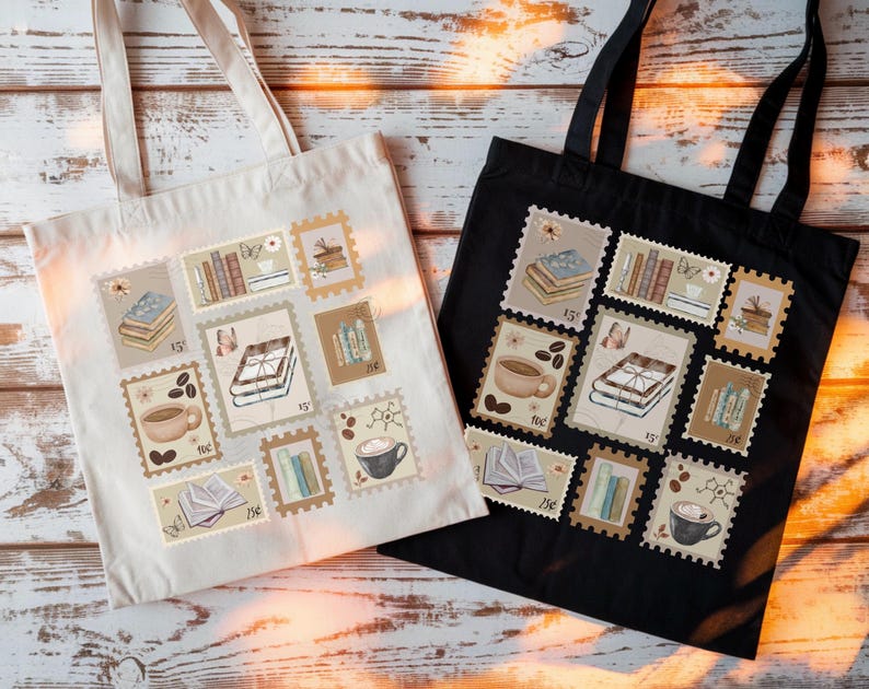 K&ouml;nnte beinhalten: Zwei Tragetaschen, eine cremefarbene und eine schwarze, jeweils mit einer Collage aus Briefmarkenmotiven. Die Briefmarken zeigen B&uuml;cherstapel, Kaffeetassen und andere Illustrationen zum Thema B&uuml;cher. Die Taschen haben lange Henkel.