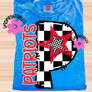K&ouml;nnte beinhalten: Ein blaues Comfort Colors T-Shirt mit einer gro&szlig;en Grafik. Die Grafik zeigt einen roten Stern &uuml;ber einem schwarz-wei&szlig; karierten Muster mit dem Wort "PATRIOTS" in Rot. Das T-Shirt ist gefaltet.