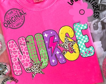 Infirmière PNG, infirmière rétro en détresse PNG, conception de chemise d'infirmière léopard à carreaux, sublimation de vie d'infirmière PNG, infirmière preppy téléchargement numérique