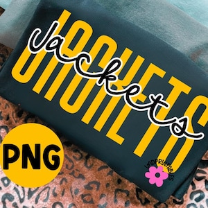 Puede incluir: Una tela doblada de color verde azulado oscuro con la palabra "JACKETS" en letras de bloque amarillas grandes. La palabra "jackets" está escrita en cursiva sobre las letras de bloque. Un círculo amarillo con "PNG" en letras negras está en la esquina inferior izquierda.