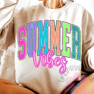 Puede incluir: Sudadera color crema con las palabras "SUMMER Vibes" en una fuente universitaria colorida y desgastada. La palabra "SUMMER" est&aacute; en un estilo de letras en bloque en negrita con un degradado de rosa, azul, naranja y verde. La palabra "Vibes" est&aacute; en cursiva rosa.