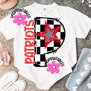 K&ouml;nnte beinhalten: Wei&szlig;es T-Shirt mit einem gro&szlig;en roten Stern &uuml;ber einem schwarz-wei&szlig;en Schachbrettmuster. Das Wort "PATRIOTS" ist vertikal in Rot gedruckt. Rosa Blumen und das Wort "LMDPRINTABLES" sind ebenfalls auf dem Shirt aufgedruckt.
