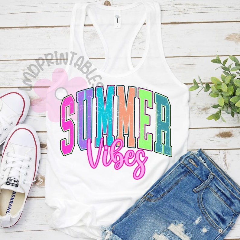 Puede incluir: Camiseta sin mangas blanca con la frase "SUMMER Vibes" en una fuente colorida y desgastada. La imagen incluye pantalones cortos de mezclilla y zapatillas blancas, creando un look veraniego casual.