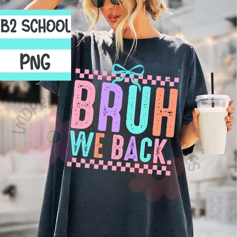 Puede incluir: Camiseta gris oscuro con el texto "BRUH WE BACK" en letras coloridas. La camiseta tiene un patr&oacute;n de cuadros arriba y abajo del texto, y un lazo gr&aacute;fico. La imagen tambi&eacute;n incluye el texto "B2 SCHOOL PNG".