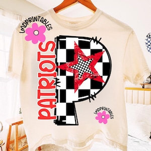 K&ouml;nnte beinhalten: Cremefarbenes T-Shirt mit dem Wort "PATRIOTS" in rotem, vertikalem Text. Ein gro&szlig;es schwarz-wei&szlig; kariertes "P" zeigt einen roten Stern mit einem karierten Zentrum. Das Shirt enth&auml;lt den Text "LMDprintables" und eine rosa Blumengrafik.