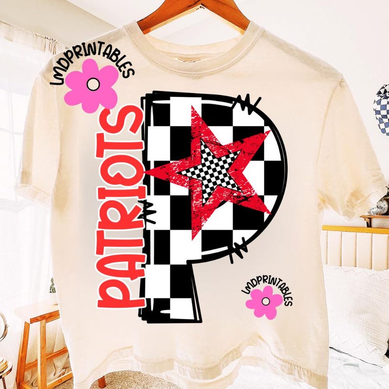 K&ouml;nnte beinhalten: Cremefarbenes T-Shirt mit dem Wort "PATRIOTS" in rotem, vertikalem Text. Ein gro&szlig;es schwarz-wei&szlig; kariertes "P" zeigt einen roten Stern mit einem karierten Zentrum. Das Shirt enth&auml;lt den Text "LMDprintables" und eine rosa Blumengrafik.