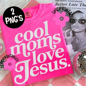 Puede incluir: Una camiseta rosa brillante con las palabras "cool moms love Jesus" en blanco, con letras en negrita de estilo retro. La camiseta se muestra sobre una superficie a cuadros rosa y blanca. Un c&iacute;rculo negro con "2 PNG'S" est&aacute; en la esquina superior izquierda.