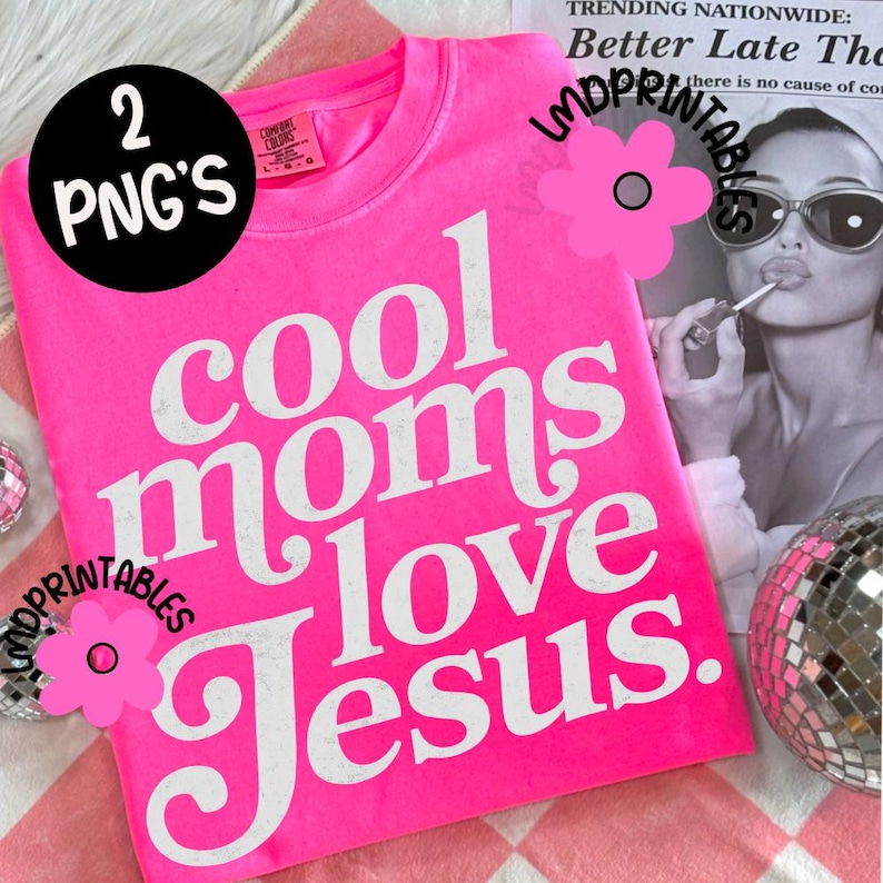 Puede incluir: Una camiseta rosa brillante con las palabras "cool moms love Jesus" en blanco, con letras en negrita de estilo retro. La camiseta se muestra sobre una superficie a cuadros rosa y blanca. Un c&iacute;rculo negro con "2 PNG'S" est&aacute; en la esquina superior izquierda.