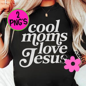 Puede incluir: Camiseta negra con la frase "cool moms love Jesus" en letras blancas estilizadas. La camiseta tiene cuello redondo y mangas cortas. Un c&iacute;rculo rosa con el texto "2 PNG's" est&aacute; en la esquina superior izquierda.