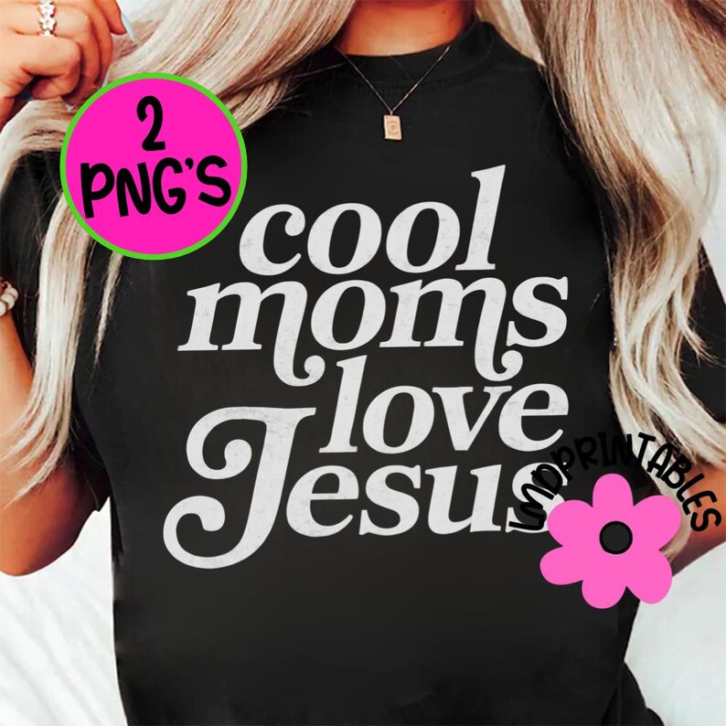 Puede incluir: Camiseta negra con la frase "cool moms love Jesus" en letras blancas estilizadas. La camiseta tiene cuello redondo y mangas cortas. Un c&iacute;rculo rosa con el texto "2 PNG's" est&aacute; en la esquina superior izquierda.