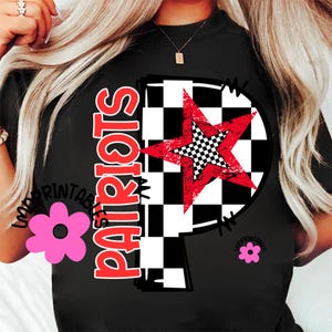 K&ouml;nnte beinhalten: Schwarzes T-Shirt mit einem gro&szlig;en "P"-Design, das einen roten Stern und ein schwarz-wei&szlig;es Schachbrettmuster enth&auml;lt. Das Wort "PATRIOTS" ist vertikal in Rot gedruckt. Das Design hat einen Used-Look.
