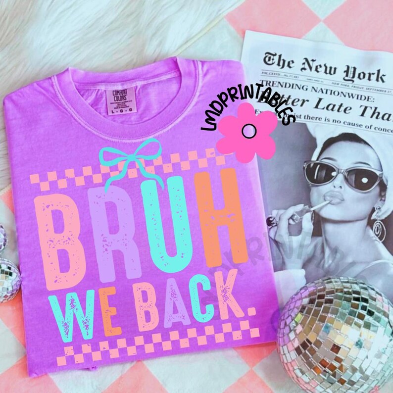Puede incluir: Una camiseta morada con el texto "BRUH WE BACK" en letras coloridas. La camiseta tiene un lazo gr&aacute;fico encima de la palabra "BRUH". Un recorte de peri&oacute;dico y una bola de discoteca est&aacute;n en el fondo.